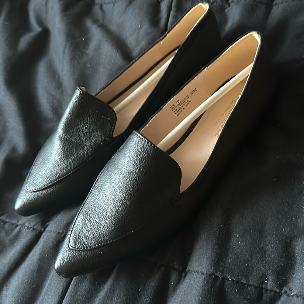 black pointed toe flats 🌟